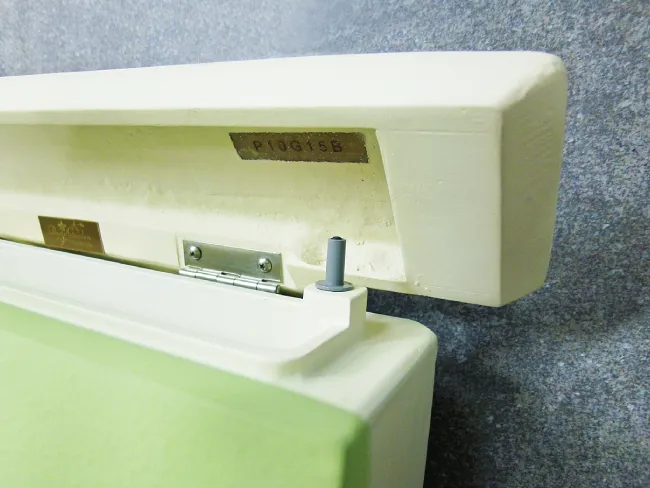 蓋が静かに閉まる